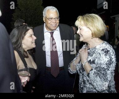 Il Westport Country Playhouse organizza il suo gala annuale, 'Footlights and Film: A Celebration of the Great Musicals from Stage and Screen', ospitato da Julia Roberts e caratterizzato da un omaggio speciale ad Angela Lansbury presentato da Bernadette Peters. Westport, CT. 9/15/08. Foto Stock