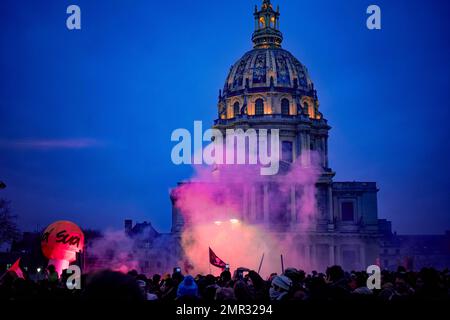 Francia / Parigi, 31/01/2023, Gerard Cambon / le Pictorium - Sciopero contro la riforma delle pensioni a Parigi - 31/1/2023 - Francia / Parigi / Parigi - dimostrazione a Parigi da parte dell'intersindacale, che ha richiesto uno sciopero martedì 31 gennaio contro la riforma pensionistica del governo. Foto Stock