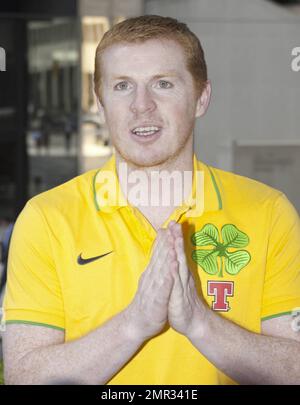 Il pilota scozzese Dario Franchitti, sposato con l'attrice Ashley Judd, chiacchiera e pose con il calciatore scozzese Scott Brown dei Celtics e con il direttore celtico Neil Lennon durante una foto al pub Duke of Devon di Toronto. Il trio parlò con i giornalisti e si scambiò una maglia, perché Franchitti è un fan dei Celtics. Franchitti è in città per la Honda Indy Toronto 2010 che si terrà il 16-18 luglio e i Celtics si stanno preparando per il loro incontro d'oltremare con il Manchester United domani al Rogers Centre di Toronto. Nella foto Neil Lennon. Toronto, ONTARIO. 07/15/10. . Foto Stock