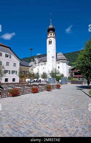 Chiesa parrocchiale di San Michele con campanile cilindrico a San Candido (Innichen), Val Pusteria, Trentino-Alto Adige, Italia Foto Stock