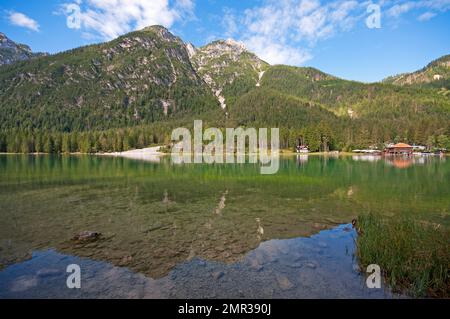 Lago di Dobbiaco, Val di Pusteria, Trentino-Alto Adige, Italia Foto Stock