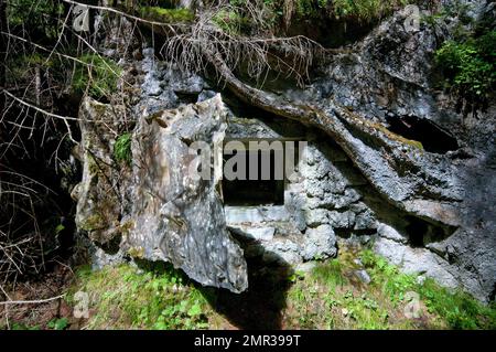 Antico bunker mimetinato della seconda guerra mondiale vicino al lago di Dobbiaco, Val Pusteria, Trentino-Alto Adige, Italia Foto Stock