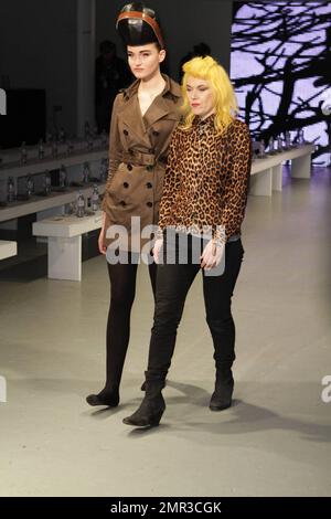 PAM Hogg fa una prova a piedi sulla pista con un modello alla sfilata di moda Pam Hogg durante la Fashion Week di Londra. Londra, Regno Unito. 02/20/11. Foto Stock