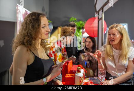 Kyiv, Ucraina - 06 giugno 2021: La gente visita Maotai o Moutai hard drink stand al Food and Wine Fest. E' una marca di baijiu, un distillato di liquori cinesi Foto Stock