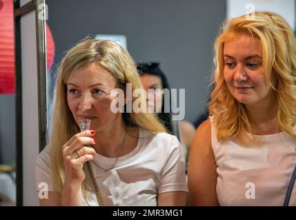 Kyiv, Ucraina - 06 giugno 2021: La gente visita Maotai o Moutai hard drink stand al Food and Wine Fest. E' una marca di baijiu, un distillato di liquori cinesi Foto Stock