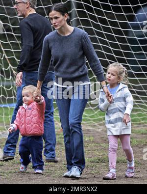 Jennifer Garner porta le sue due figlie Violet e Seraphina a praticare il calcio a Los Angeles, California. 10/16/10. Foto Stock