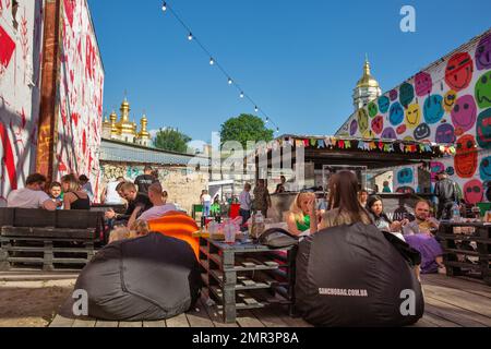 Kyiv, Ucraina - 06 giugno 2021: La gente visita food Court al Food and Wine Fest. Chiese di Kyiv Pechersk Lavra sullo sfondo. Foto Stock