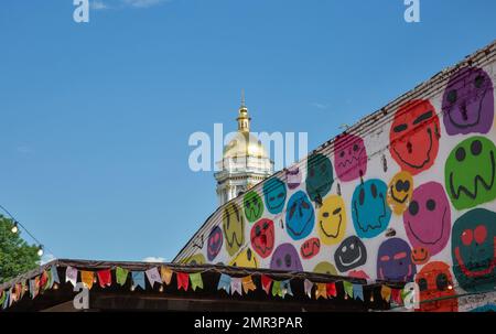 Kiev, Ucraina - 06 giugno 2021: Graffiti al Food and Wine Fest. Chiesa di Kyiv Pechersk Lavra sullo sfondo. Foto Stock