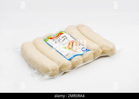 Larnaca, Cipro - 05 agosto 2021: Studio Shoot di Dulano salsicce tradizionali Bratwurst per il pacchetto grigliata primo piano sul bianco. Foto Stock