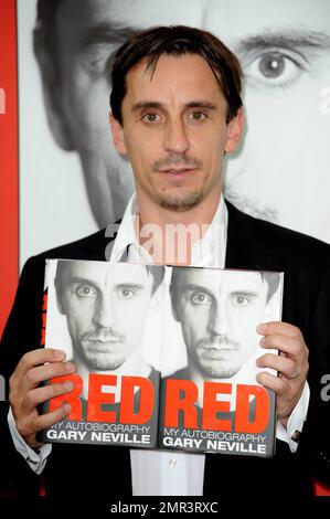 SOLO USA, CANADA, AMERICA LATINA E GRECIA - Gary Neville firma copie della sua nuova autobiografia 'Red' a Londra, Regno Unito. 1st settembre 2011. Foto Stock