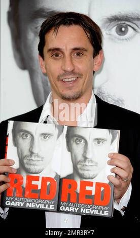 SOLO USA, CANADA, AMERICA LATINA E GRECIA - Gary Neville firma copie della sua nuova autobiografia 'Red' a Londra, Regno Unito. 1st settembre 2011. Foto Stock