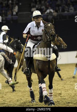 Le squadre internazionali si sfidano all'evento di polo internazionale di Gaucho presso la O2 Arena. L'evento è il primo incontro di polo al mondo al coperto e comprende Inghilterra contro Argentina, Scozia contro Sud Africa e Oxford contro Cambridge. L'evento ha anche incluso una partita di celebrità con Liz McClarnon e Charlotte Christodoulou contro Kenny Logan e Mike Bushnell. Londra, Regno Unito. 2/24/11. Foto Stock