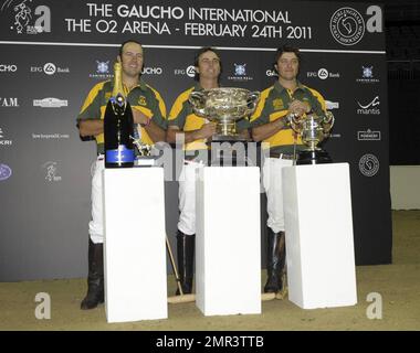 Le squadre internazionali si sfidano all'evento di polo internazionale di Gaucho presso la O2 Arena. L'evento è il primo incontro di polo al mondo al coperto e comprende Inghilterra contro Argentina, Scozia contro Sud Africa e Oxford contro Cambridge. L'evento ha anche incluso una partita di celebrità con Liz McClarnon e Charlotte Christodoulou contro Kenny Logan e Mike Bushnell. Londra, Regno Unito. 2/24/11. Foto Stock