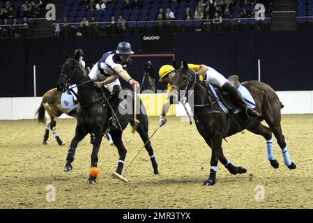Le squadre internazionali si sfidano all'evento di polo internazionale di Gaucho presso la O2 Arena. L'evento è il primo incontro di polo al mondo al coperto e comprende Inghilterra contro Argentina, Scozia contro Sud Africa e Oxford contro Cambridge. L'evento ha anche incluso una partita di celebrità con Liz McClarnon e Charlotte Christodoulou contro Kenny Logan e Mike Bushnell. Londra, Regno Unito. 2/24/11. Foto Stock