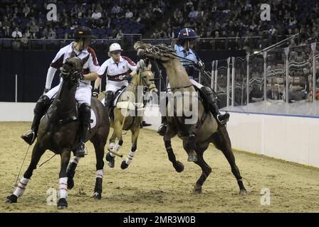 Le squadre internazionali si sfidano all'evento di polo internazionale di Gaucho presso la O2 Arena. L'evento è il primo incontro di polo al mondo al coperto e comprende Inghilterra contro Argentina, Scozia contro Sud Africa e Oxford contro Cambridge. L'evento ha anche incluso una partita di celebrità con Liz McClarnon e Charlotte Christodoulou contro Kenny Logan e Mike Bushnell. Londra, Regno Unito. 2/24/11. Foto Stock