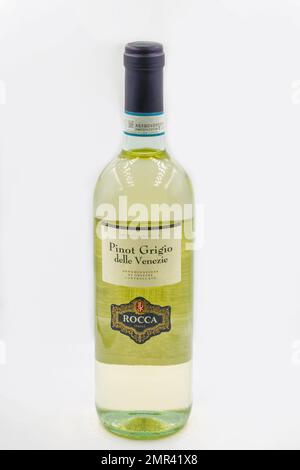 Kyiv, Ucraina - 02 ottobre 2021: Studio sparatutto della Rocca Pinot Grigio delle Venezie bianco secco primo piano su bianco. Foto Stock