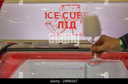 Kiev, Ucraina - 04 novembre 2021: Reazione chimica del ghiaccio secco con closeup d'acqua in un bicchiere alla Fiera del vino e degli alcolici, il principale evento per la w Foto Stock