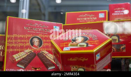 Kiev, Ucraina - 04 novembre 2021: Caramelle al cioccolato al latte Mozart alla Mostra del vino e degli alcolici. Il più grande produttore di Mozartkugeln è il compan tedesco Foto Stock