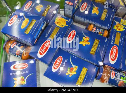 Kiev, Ucraina - 04 novembre 2021: Barilla pasta spaghetti pacchi primo piano alla Fiera del vino e degli alcolici. Barilla S.p.A. è un'azienda alimentare italiana, Th Foto Stock