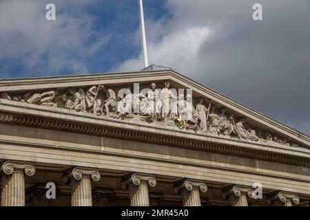 Londra, Regno Unito. 23rd ago, 2022. Vista esterna del British Museum di Londra, Inghilterra, Regno Unito il 2022 agosto. Il museo è un'istituzione pubblica con ingresso gratuito, dedicata alla storia umana, all'arte e alla cultura. Il museo ha milioni di visitatori all'anno ed è classificato come l'attrazione più popolare del paese. Fu fondata nel 1753 e ha una collezione permanente di oltre 8 milioni di oggetti che coprono tutta la cultura umana fino ad oggi. (Foto di Nicolas Economou/NurPhoto) Credit: NurPhoto SRL/Alamy Live News Foto Stock