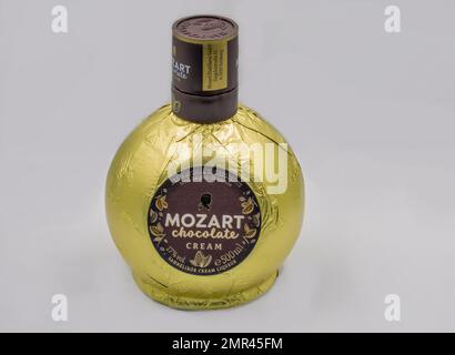 Kyiv, Ucraina - 26 dicembre 2021: Studio Shoot di Mozart Chocolate Cream, il liquore al cioccolato al latte dall'Austria bottiglia primo piano sul bianco. Foto Stock