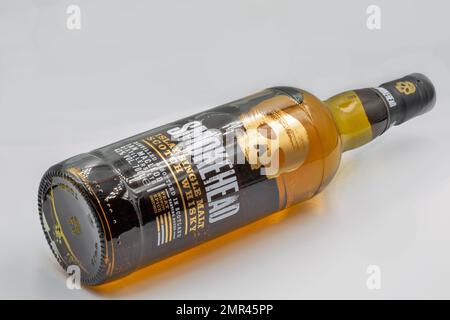 Kiev, Ucraina - 26 dicembre 2021: Smokehead Islay single malt Scotch whisky bottiglia primo piano su bianco. Foto Stock