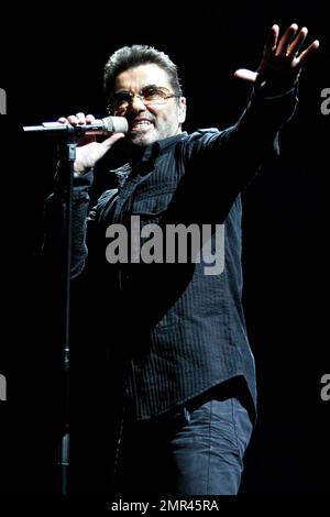 George Michael celebra il suo 45th° compleanno suonando al Forum di Los Angeles, California. 6/25/08. Foto Stock