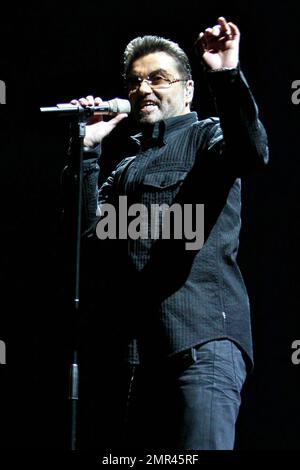 George Michael celebra il suo 45th° compleanno suonando al Forum di Los Angeles, California. 6/25/08. Foto Stock