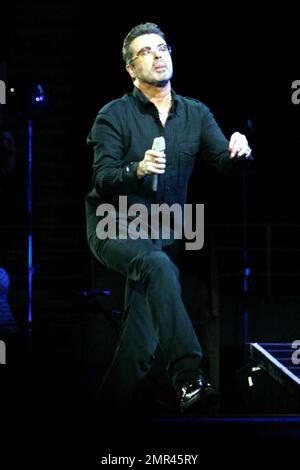 George Michael celebra il suo 45th° compleanno suonando al Forum di Los Angeles, California. 6/25/08. Foto Stock