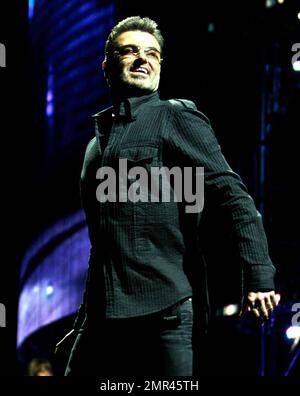 George Michael celebra il suo 45th° compleanno suonando al Forum di Los Angeles, California. 6/25/08. Foto Stock