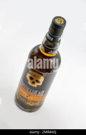 Kiev, Ucraina - 26 dicembre 2021: Smokehead Islay single malt Scotch whisky bottiglia primo piano su bianco. Foto Stock