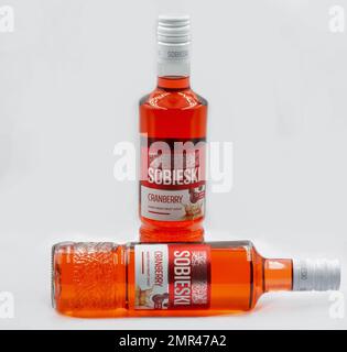 Kiev, Ucraina - 26 maggio 2022: Sparo studio di Sobieski Cranberry vodka bottiglie primo piano su sfondo bianco. Sobieski è un marchio polacco di vodka pro Foto Stock