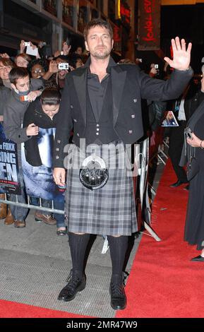 L'attore scozzese Gerard Butler nel suo tradizionale abbigliamento da sera scozzese, arriva alla prima Glasgow/UK di Law Abiding Citizen, Glasgow, Scozia, 11/15/09. Foto Stock