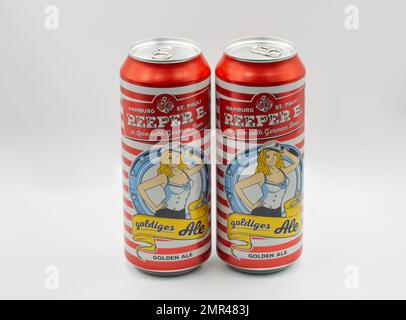 Kyiv, Ucraina - 18 giugno 2022: Studio Shoot di tedesco Reeper B lattine di birra Ale Golden primo piano su bianco. Foto Stock