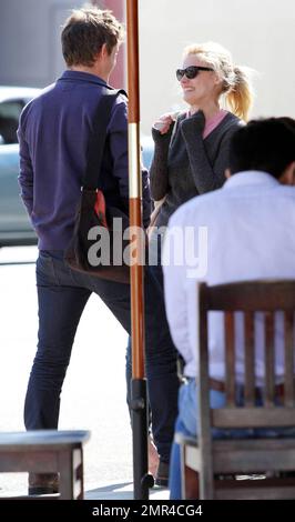 ESCLUSIVO!! L'attrice Gillian Jacobs sembra molto felice come lei lascia il Kings Road Cafe con un compagno maschio e più tardi testi sul suo cellulare. Los Angeles, California. 04/10/11. Foto Stock