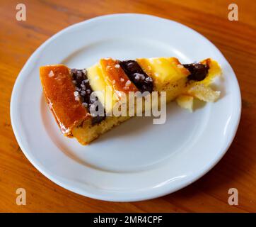 Torta di chiffon con crema di cioccolato alle noci e crema pasticcera Foto Stock