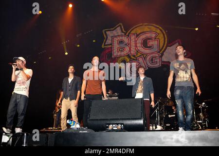 Nathan Sykes, Silva Kaneswaren, Max George, Jay McGuiness e Tom Parker di 'The Wanted' si esibiscono sul palco durante il Big Gig di Girl Guiding UK tenutosi alla Wembley Arena. Londra, Regno Unito. 1st ottobre 2011. Foto Stock