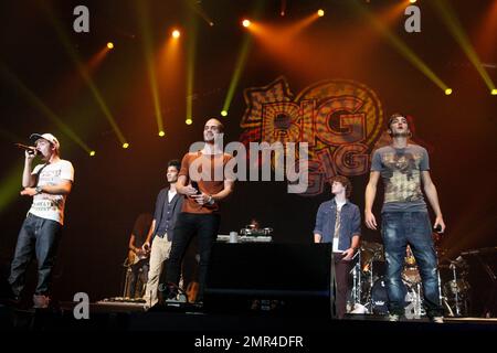 Nathan Sykes, Silva Kaneswaren, Max George, Jay McGuiness e Tom Parker di 'The Wanted' si esibiscono sul palco durante il Big Gig di Girl Guiding UK tenutosi alla Wembley Arena. Londra, Regno Unito. 1st ottobre 2011. Foto Stock