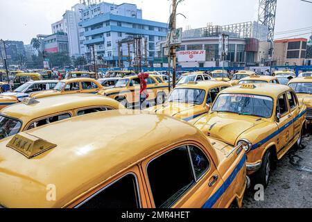 Kolkata, India. 31st Jan, 2023. Il patrimonio giallo taxi coda di fronte alla stazione ferroviaria di Sealdah, in attesa di passeggeri prima del bilancio dell'Unione 2023 India. Il governo indiano dovrebbe fornire maggiori fondi al settore agricolo e agli agricoltori. (Foto di Dipayan Bose/SOPA Images/Sipa USA) Credit: Sipa USA/Alamy Live News Foto Stock