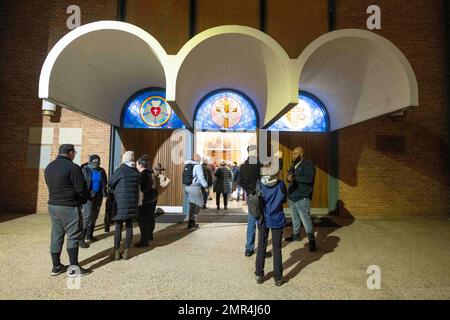 Austin Texas USA, gennaio 28 2023: I volontari aspettano fuori St La Chiesa luterana di Martin, dove si riunirono poco dopo la mezzanotte, prima di dirigersi all'esterno per cercare persone non protette durante il conteggio annuale delle senzatetto. Austin's Ending Community Homelessness Coalition organizza il PIT count, che aiuta i governi federali, statali e locali a stanziare dollari per combattere l'homelessness dove c'è più bisogno. ©Bob Daemmrich Foto Stock