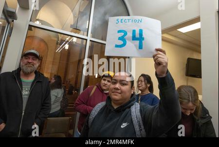 Austin Texas USA, gennaio 28 2023: Il leader del volontariato riunisce il suo gruppo di volontari a St. La Chiesa luterana di Martin prima di dirigersi all'esterno per cercare persone non protette durante il conteggio annuale delle senzatetto. Austin's Ending Community Homelessness Coalition organizza il PIT count, che aiuta i governi federali, statali e locali a stanziare dollari per combattere l'homelessness dove c'è più bisogno. ©Bob Daemmrich Foto Stock