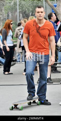 Mark Salling si trova nel luogo dove si esibirà la commedia musicale 'Glee' nel Washington Square Park di Manhattan. New York, NY. 04/29/11. Foto Stock