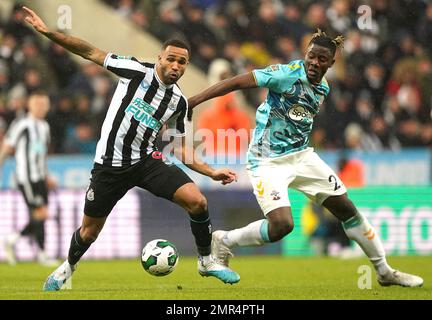 Callum Wilson (a sinistra) del Newcastle United e Mohammed Salisu di Southampton combattono per la palla durante la semifinale di Carabao Cup a St. James's Park, Newcastle upon Tyne. Data immagine: Martedì 31 gennaio 2023. Foto Stock