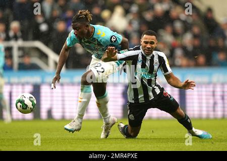 Mohammed Salisu di Southampton (a sinistra) e Callum Wilson di Newcastle United si battono per la palla durante la partita di seconda gamba della Carabao Cup semi Final a St. James's Park, Newcastle upon Tyne. Data immagine: Martedì 31 gennaio 2023. Foto Stock