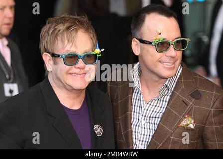 Indossando divertenti occhiali 3-D ricchi di dettagli gnome Sir Elton John e il partner David Furnish Walk the green carpet alla prima nel Regno Unito di 'Gnomeo & Juliet' tenutasi a Odeon Leicester Square. Londra, Regno Unito. 01/30/11. Foto Stock