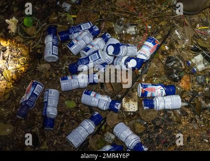 Austin Texas USA, gennaio 28 2023: Un mucchio di bottiglie di latte e altri rifiuti vuoti garantiscono che le bottiglie nutritive e le altre immondizia si trovino a terra vicino a un accampamento senza tetto. I volontari hanno incontrato i rifiuti mentre partecipavano al conteggio del punto-in-tempo della Coalizione per l'homelessness della Comunità finale (ECHO). Il conteggio DEI PIT aiuta i governi federali, statali e locali ad assegnare i dollari per combattere l'homelessness dove ci è la maggior parte del bisogno. ©Bob Daemmrich Foto Stock