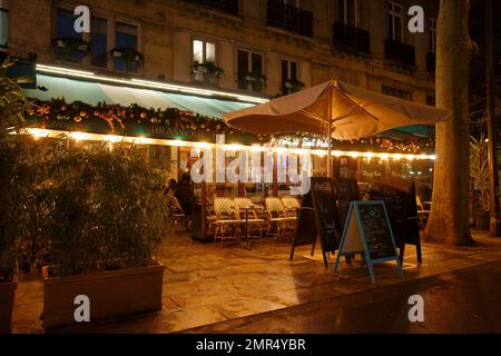 Parigi, Francia-09 gennaio 2023 : ristorante la Fontaine Saint Michel, che si trova vicino a una delle più importanti attrazioni turistiche nel fascino Foto Stock