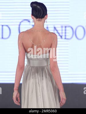 Beirut base jad Ghandour e casa di lusso Danasha Luxury prima di un $1,5 milioni di ultimate abito con tappeti rossi e raffinati diamanti ricevitore in oro 18 carati il terzo giorno del the12th Miami International Fashion Week annuale a Miami, FL. 03/20/10. . Foto Stock
