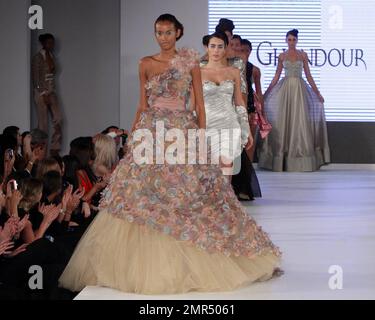 Beirut base jad Ghandour e casa di lusso Danasha Luxury prima di un $1,5 milioni di ultimate abito con tappeti rossi e raffinati diamanti ricevitore in oro 18 carati il terzo giorno del the12th Miami International Fashion Week annuale a Miami, FL. 03/20/10. . Foto Stock