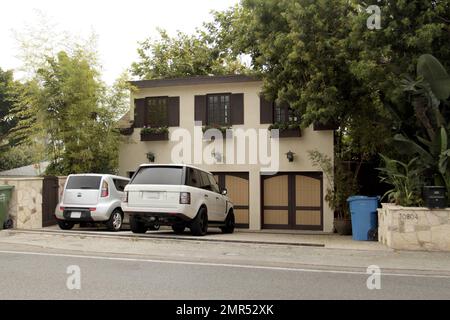 È stato riferito che Goldie Hawn e Kurt Russell hanno elencato la loro casa sulla spiaggia di Malibu per $14,749 milioni di dollari e lo hanno anche elencato come affitto per $80.000 dollari al mese. La casa di 4.195 piedi quadrati dispone di 4 camere da letto e 4,5 bagni, oltre ad un ulteriore spazio abitativo sopra il garage indipendente a tre auto ed è stato rinnovato nel 2005. La casa contemporanea del 1970s comprende un ingresso a doppia altezza con pavimento in pietra e una statua di buddha nella hall d'ingresso, un soggiorno con soffitto alto e un enorme camino in pietra e una sala da pranzo con porte in vetro senza cornice che si aprono su una grande pietra di mare in pietra Foto Stock